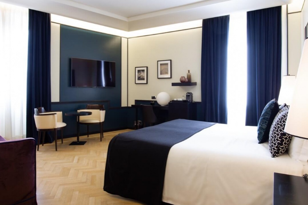 47 Boutique Hotel - Double corner room with two windows, wooden floor and TV.