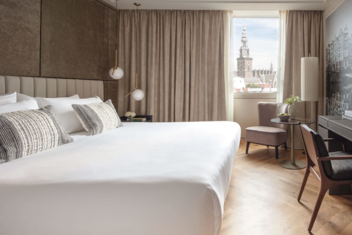 Anantara Grand Hotel Krasnapolsky Amsterdam - a bed in a room with a window