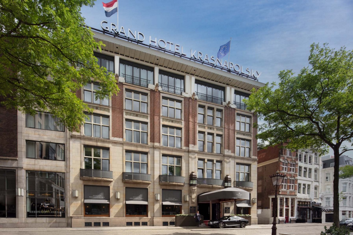 Anantara Grand Hotel Krasnapolsky Amsterdam - a building with a flag on it
