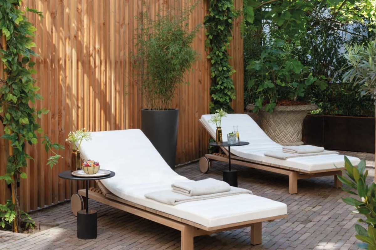 Anantara Grand Hotel Krasnapolsky Amsterdam - a couple of lounge chairs on a patio