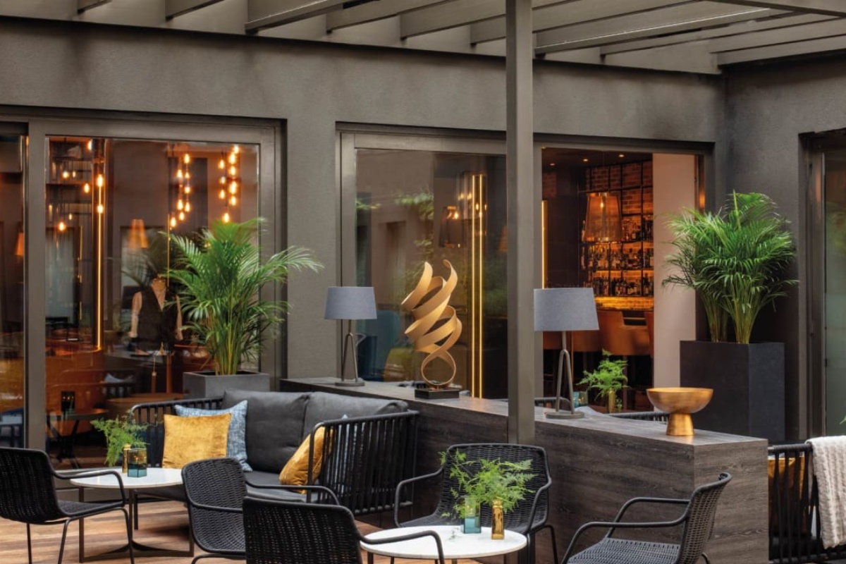 Anantara Grand Hotel Krasnapolsky Amsterdam - a patio with chairs and tables