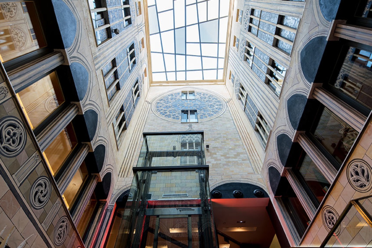 Catalonia Catedral - a glass elevator in a building