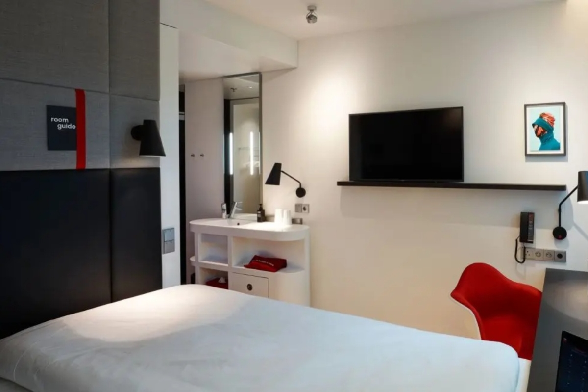 citizenM Amstel Amsterdam - a room with a bed and a tv