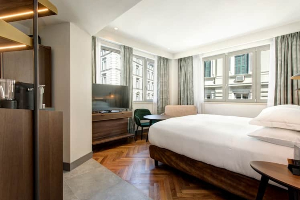 Doubletree by Hilton Rome Monti - A comfortable double bedroom with contemporary furnishings.