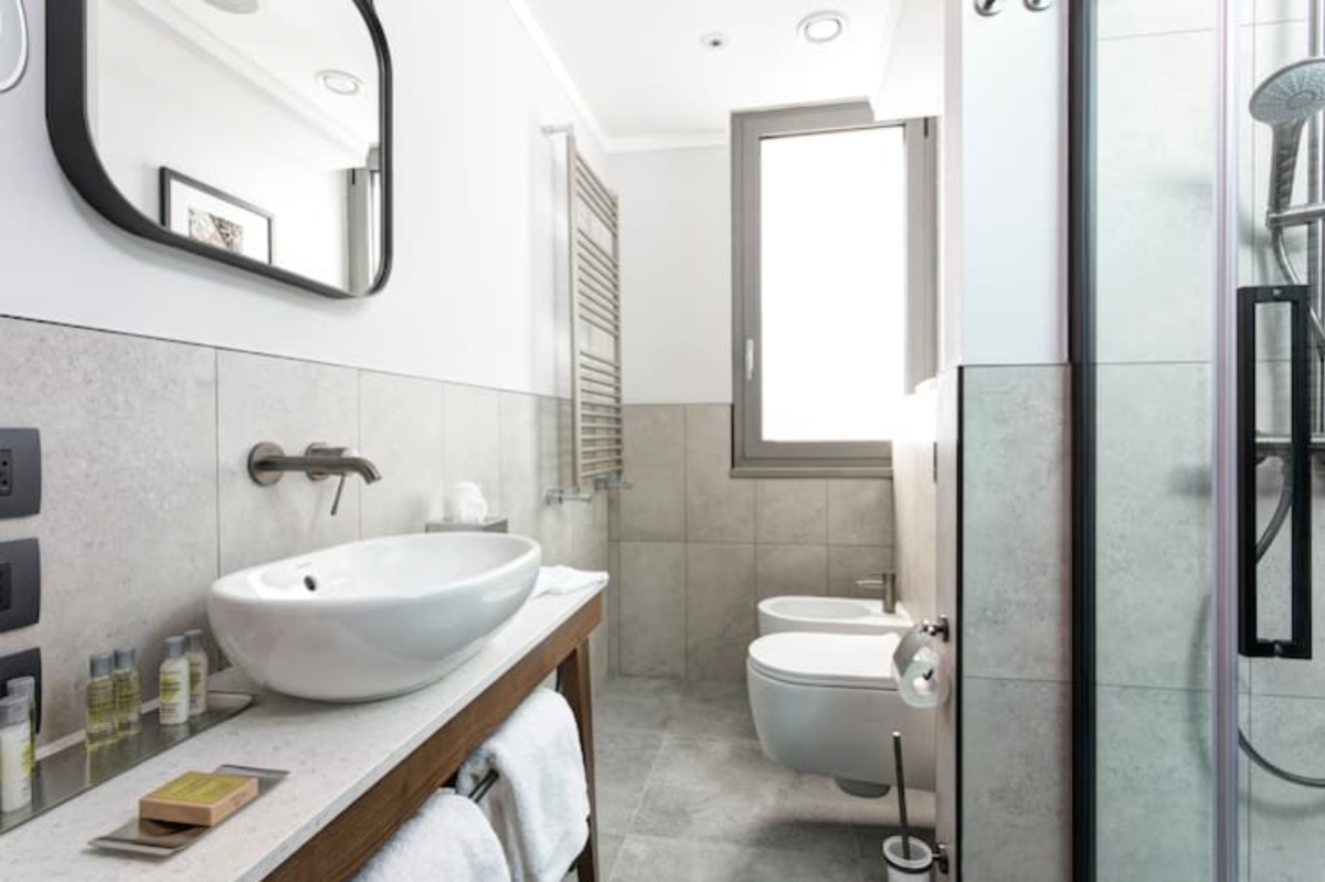 Doubletree by Hilton Rome Monti - Modern bathroom with walk-in shower, bidet and toilet.