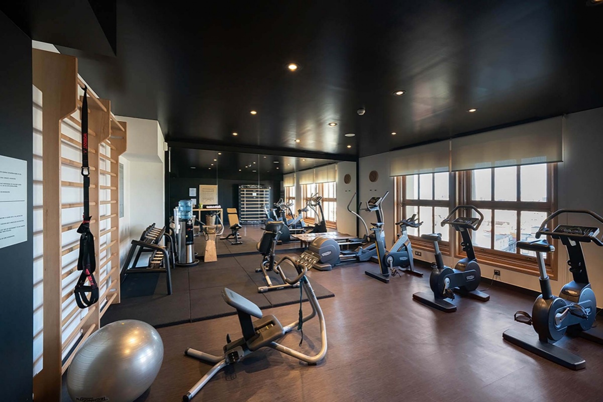 Grand Hotel Central - a room with exercise equipment