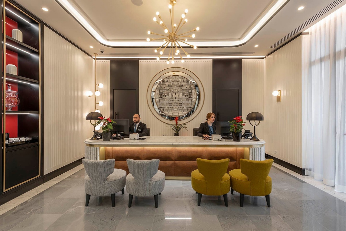 H10 Palazzo Galla - Hotel reception with sleek design