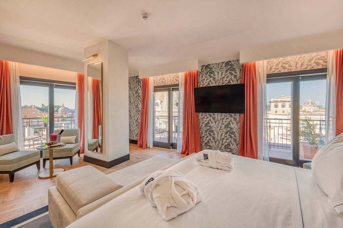 H10 Palazzo Galla - Hotel room with panoramic views over the Piazza Venezia.