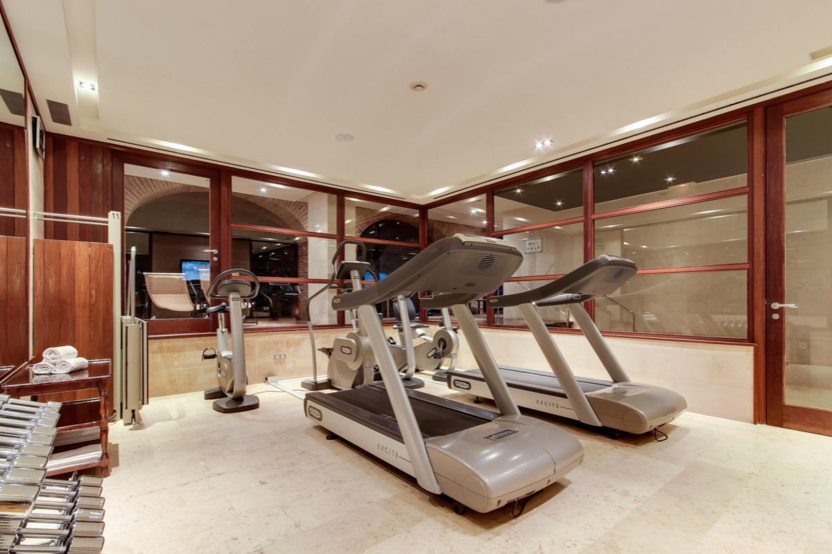 Hotel 1898 - a room with treadmills and exercise equipment