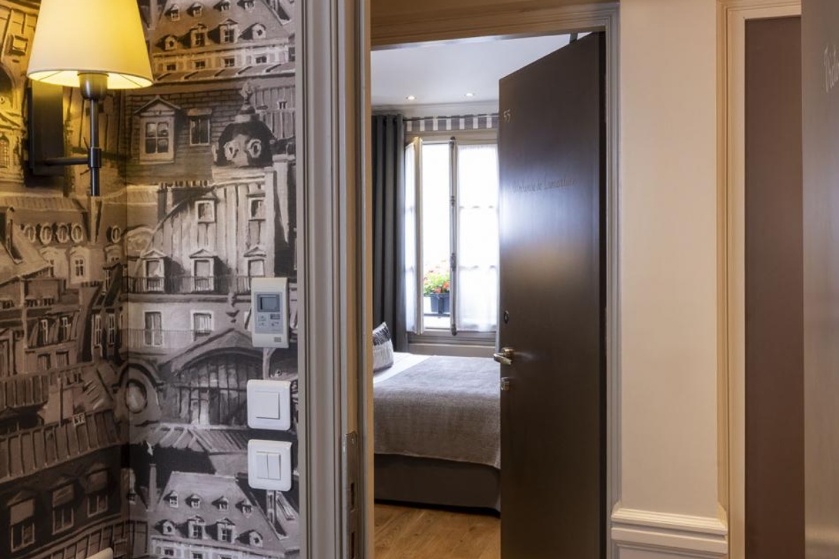 Hotel de Londres Eiffel - a door open to a bedroom