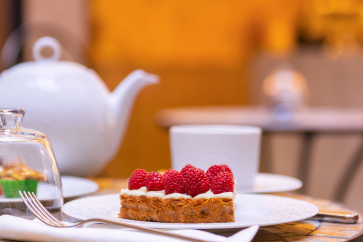 Hotel Le Milie Rose - a piece of cake with raspberries on a plate