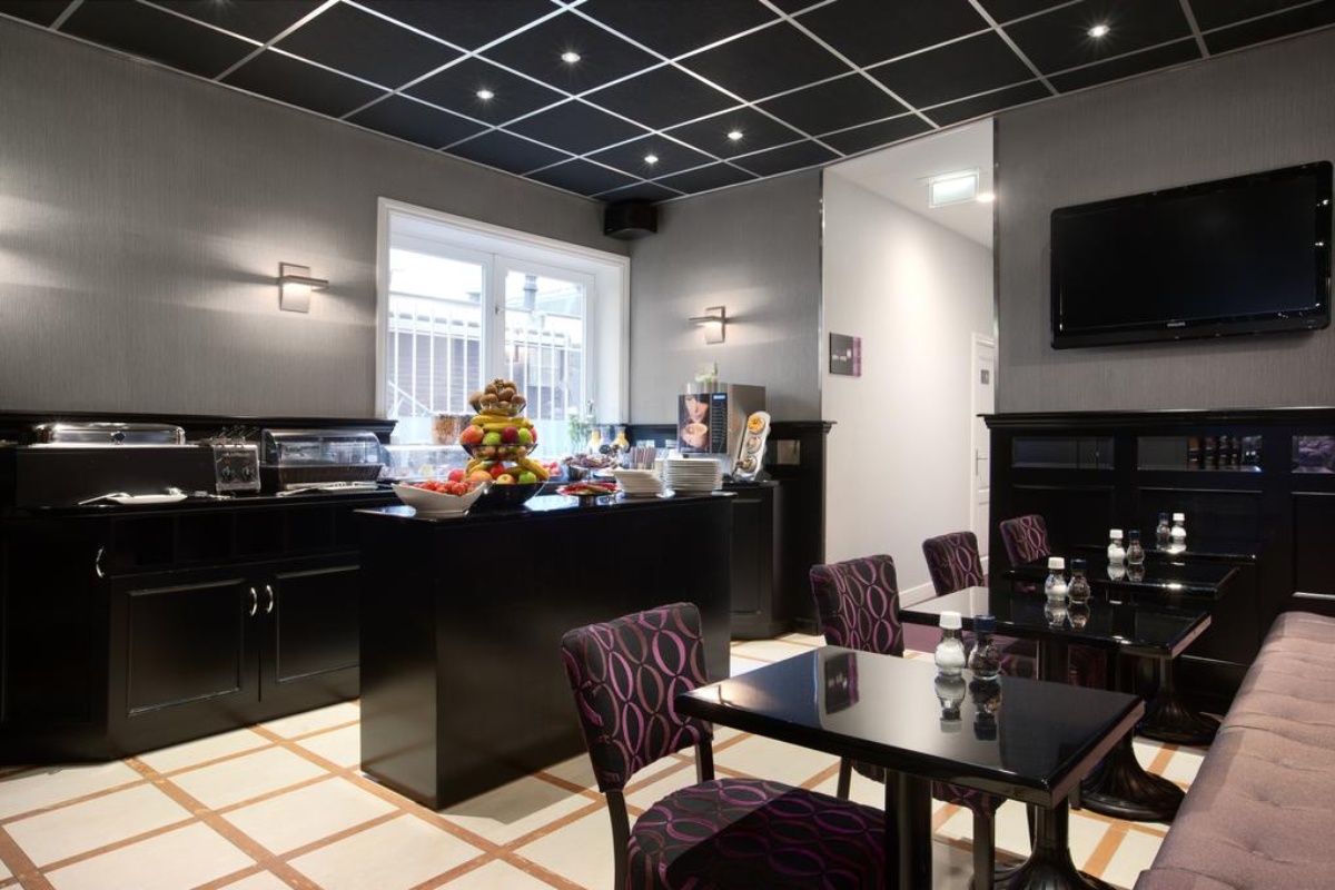 Hotel Luxer - a room with a black counter and chairs