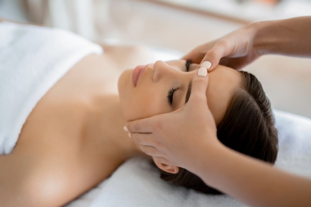 Hotel Muguet - a woman receiving a massage