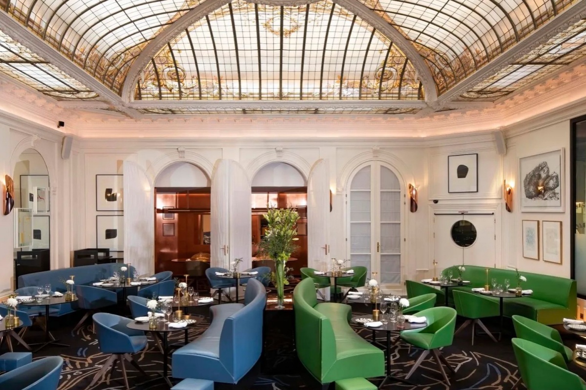 Hotel Vernet - a room with a glass ceiling and a large glass ceiling