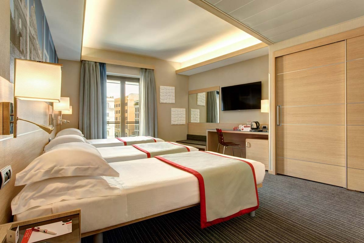 iQ Hotel Roma - Comfortable triple room with plush furnishings.
