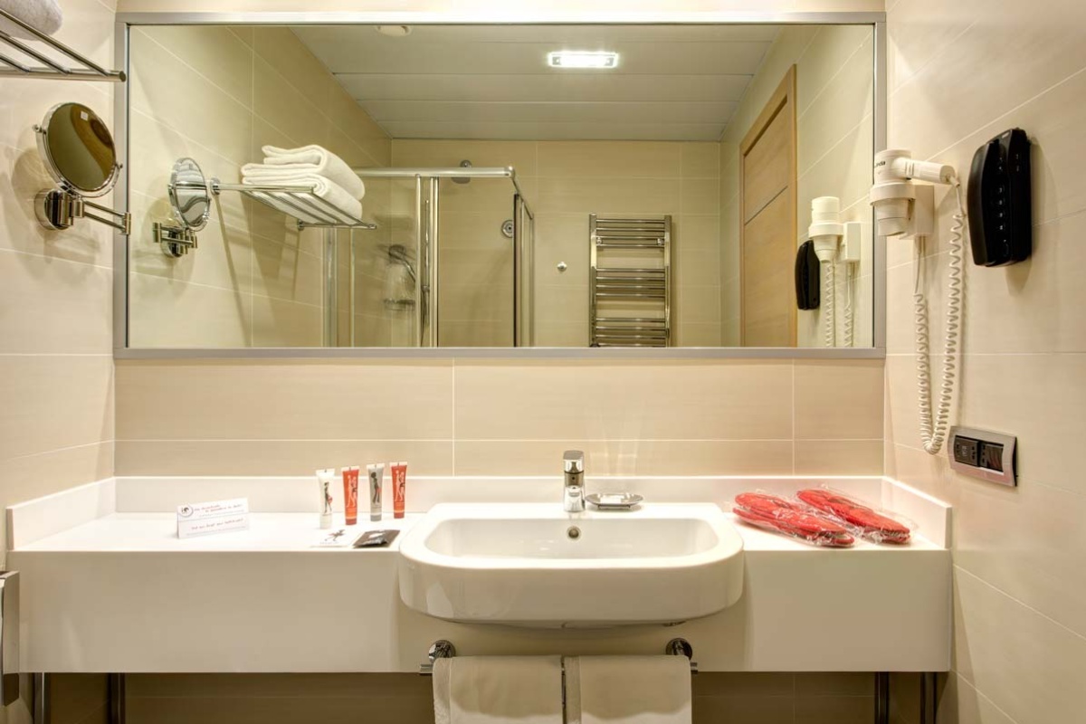 iQ Hotel Roma - Shower room with a minimalist style.