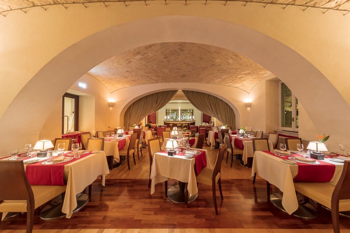 Kolbe Hotel Rome - Hotel restaurant with a vaulted ceiling and soft lighting.