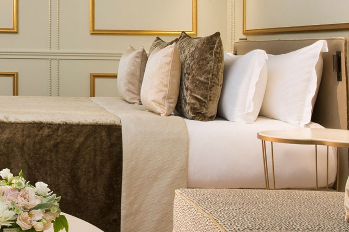 Le Narcisse Blanc Hotel & Spa - a bed with pillows on it