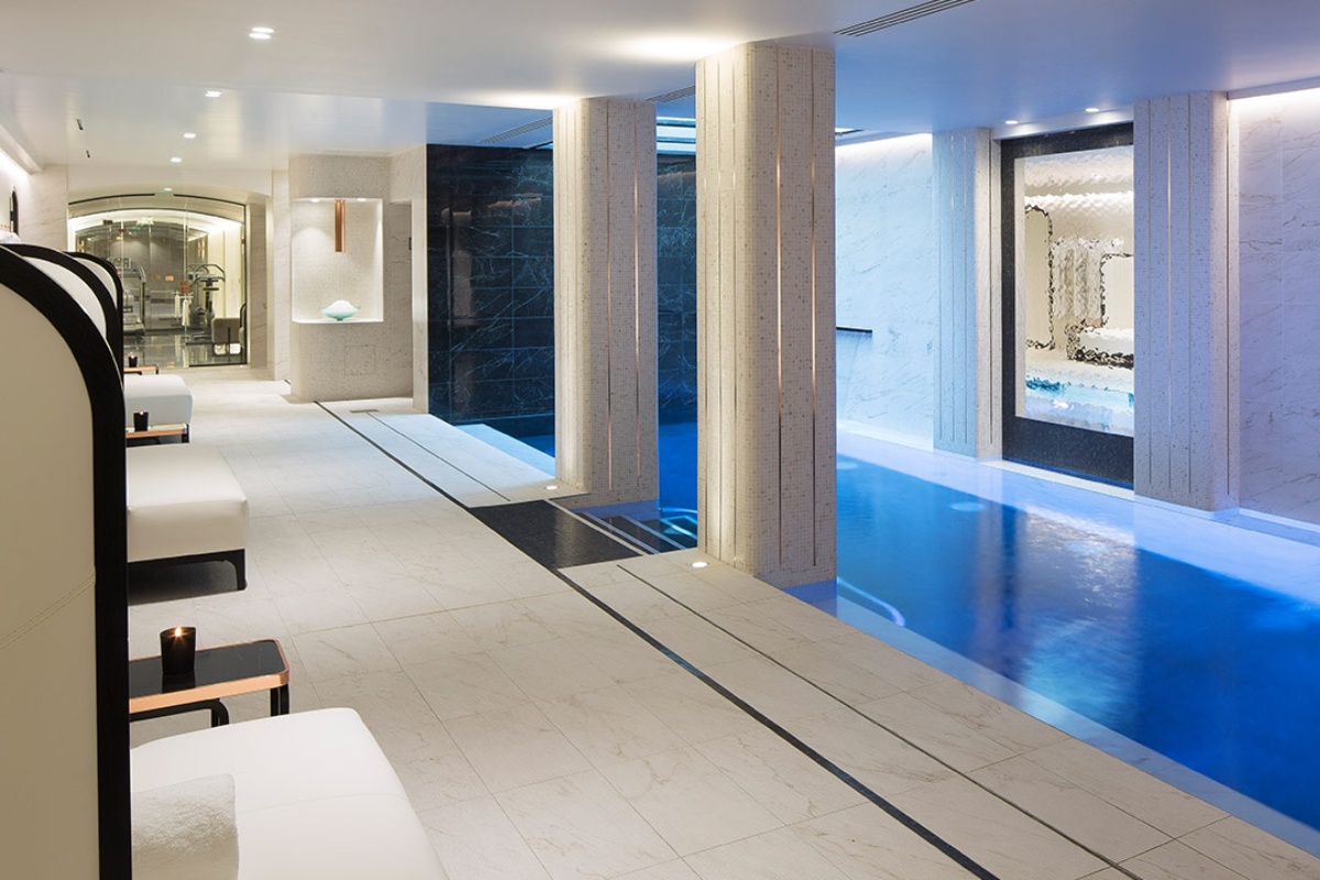 Le Narcisse Blanc Hotel & Spa - a pool in a room