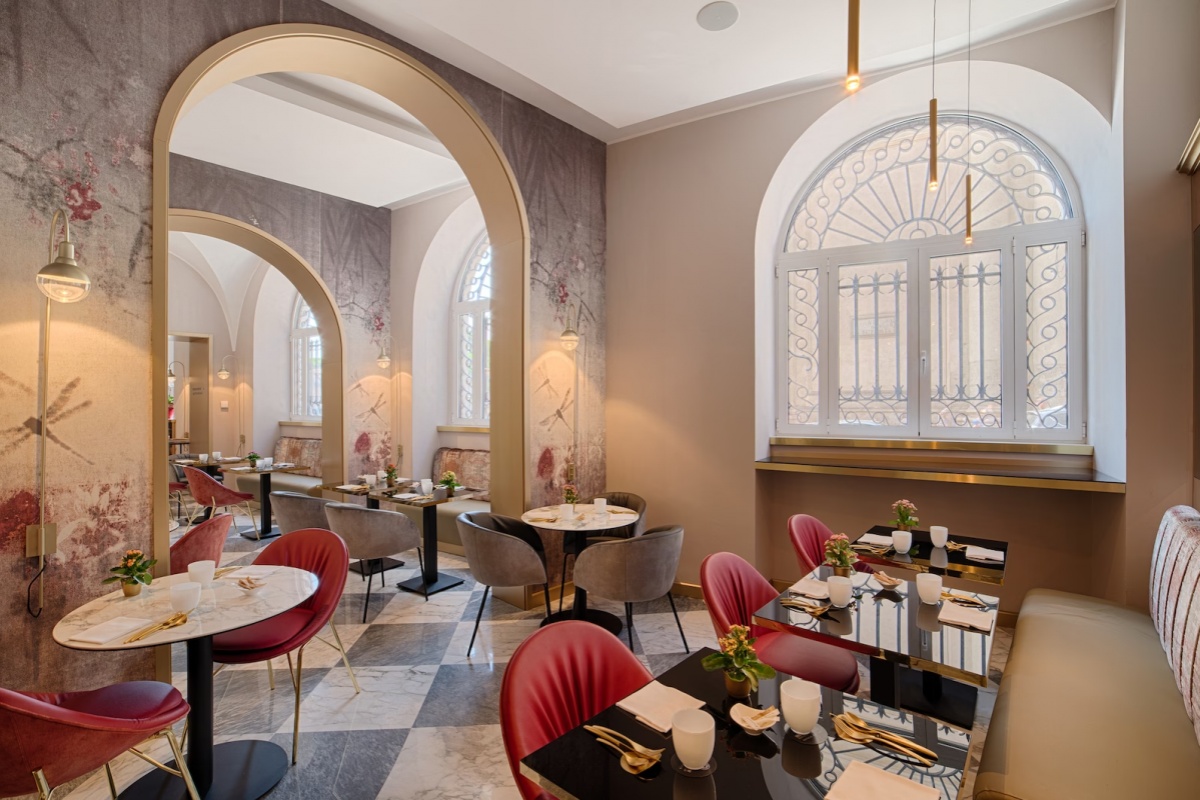 NH Collection Roma Fori Imperiali - Elegant bar on the ground floor with arched windows and stylish decor.