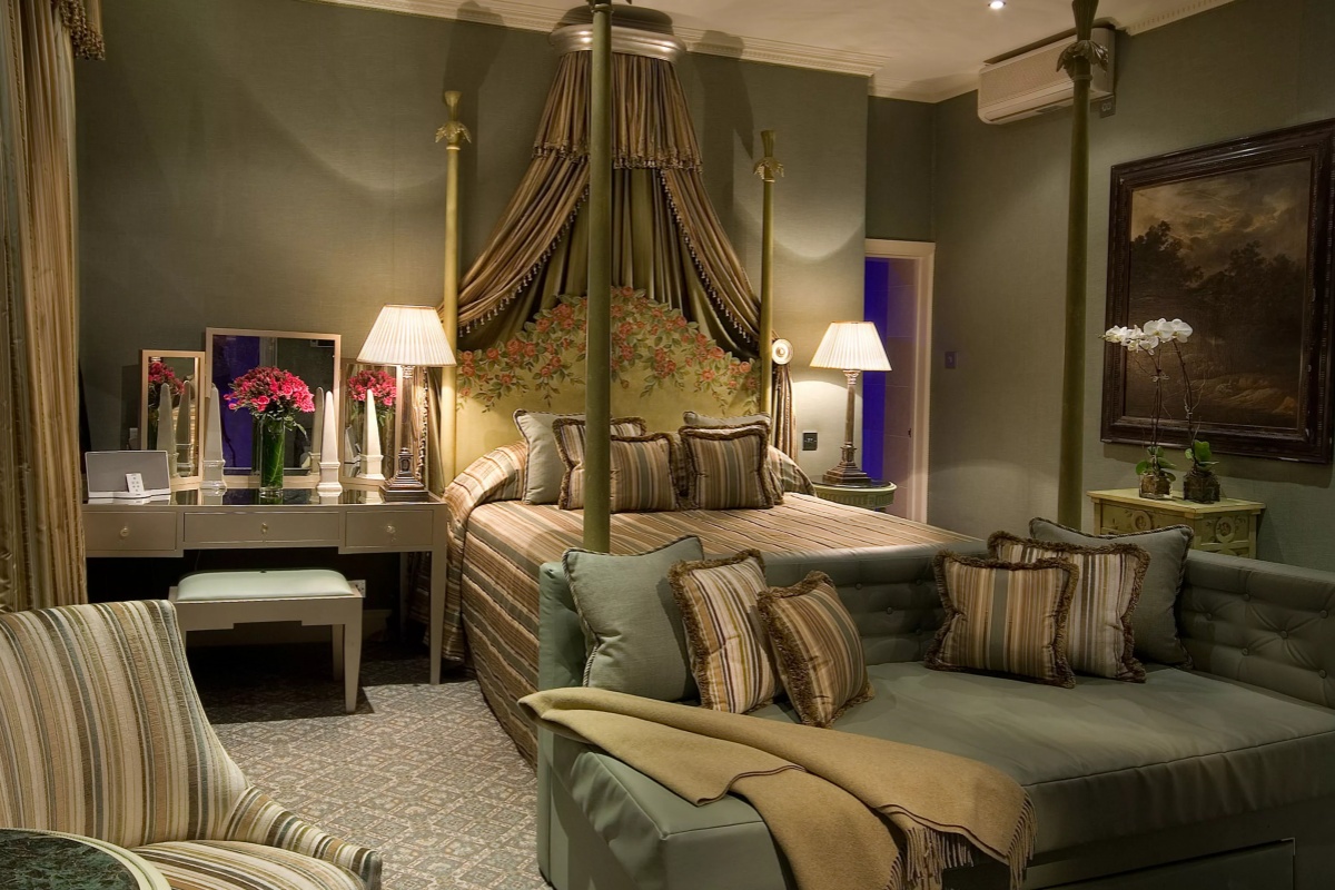 The Chesterfield Mayfair - a bedroom with a bed and a canopy bed