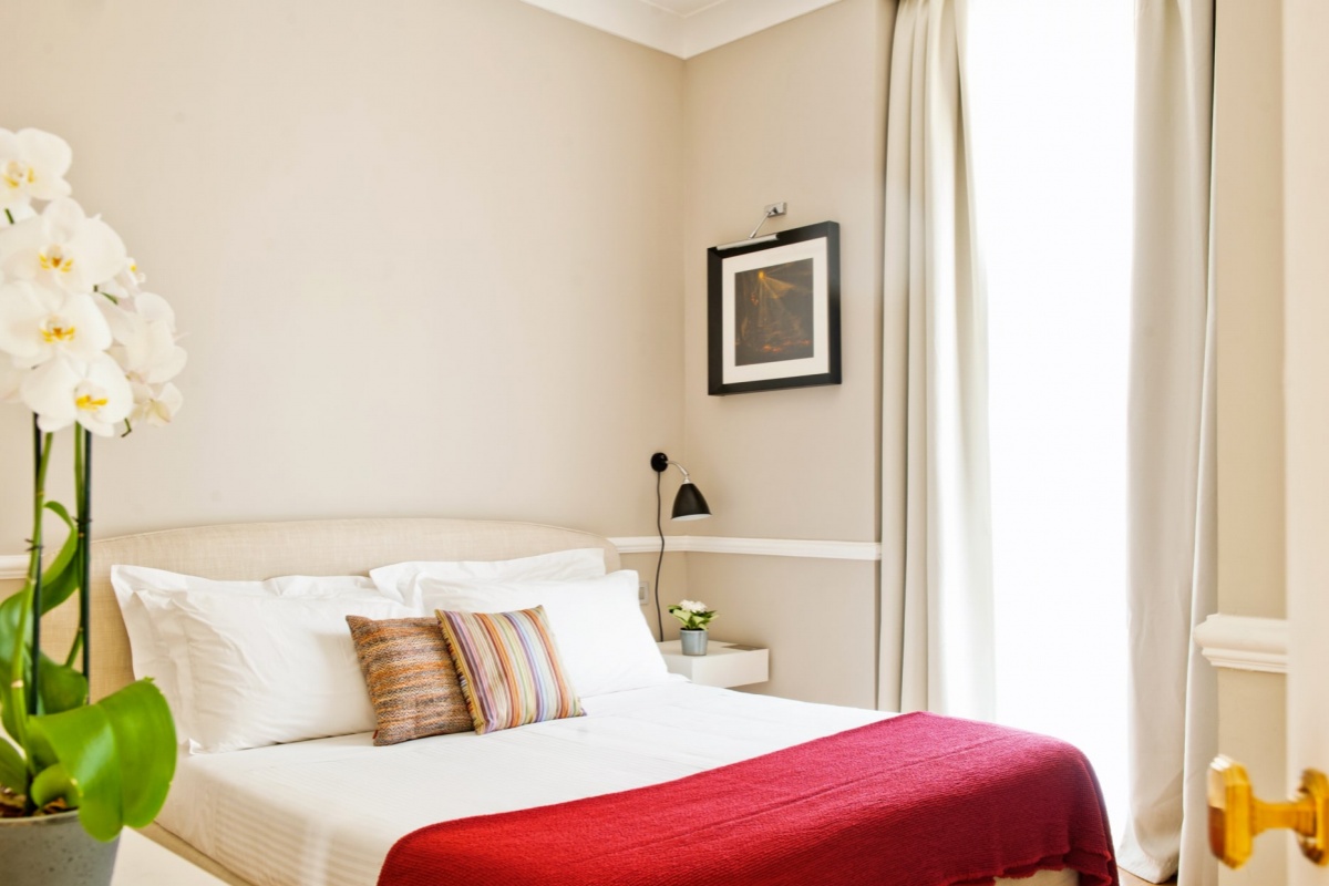 The Fifteen Keys Hotel - Comfortable hotel bedroom with contemporary furnishings.