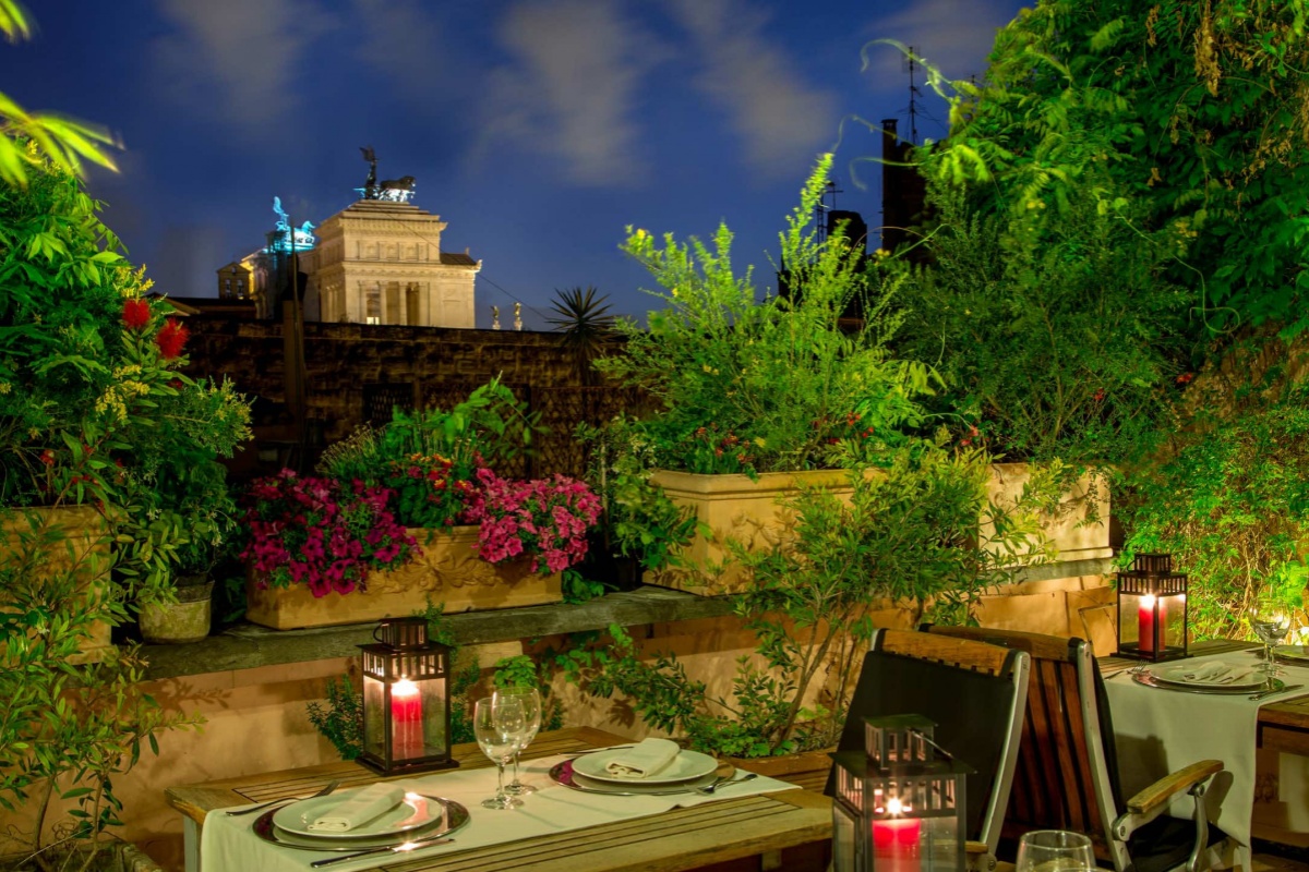 The Inn At The Roman Forum - Dining at night time on the terrace.