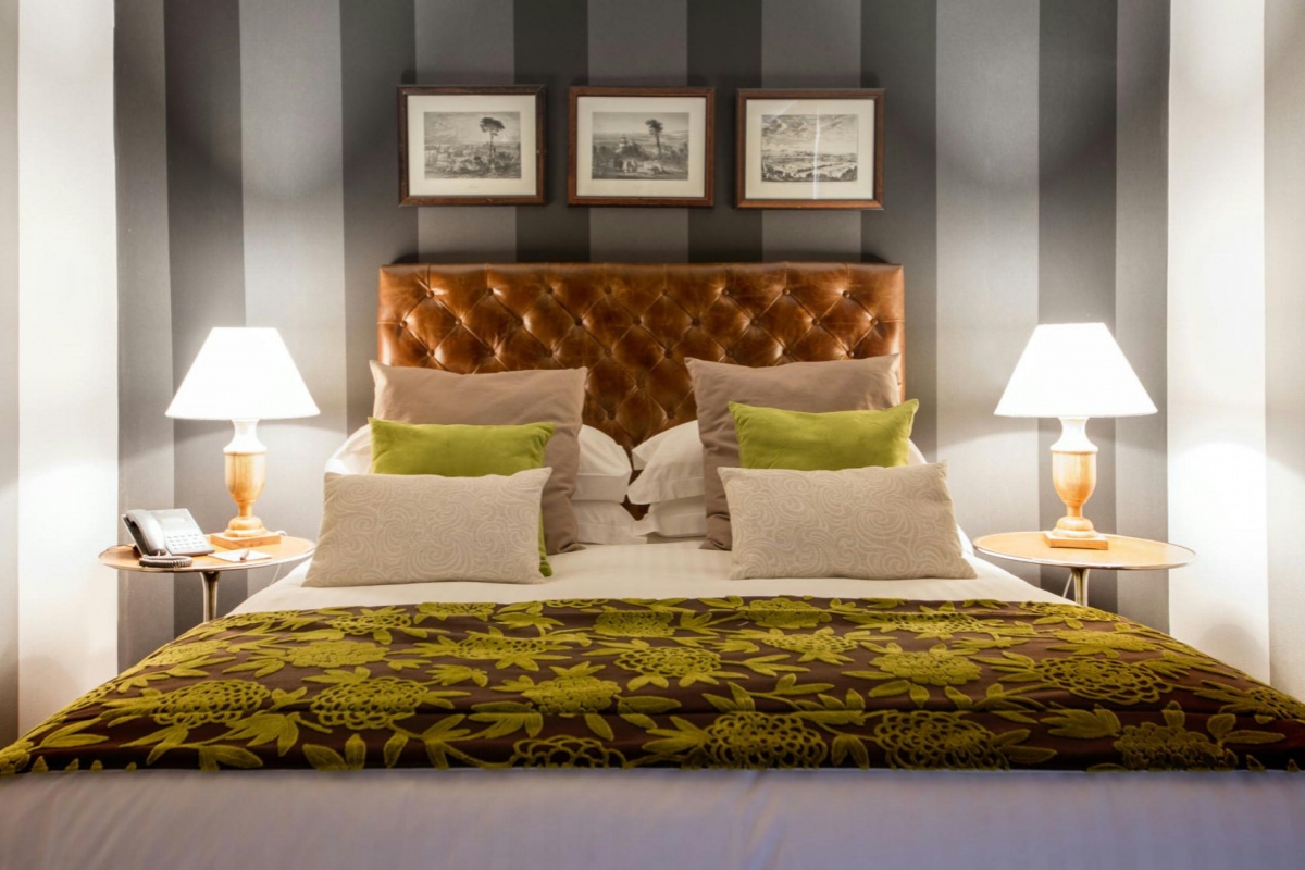The Inn At The Roman Forum - Double bedroom with plush bedding and stylish decor.