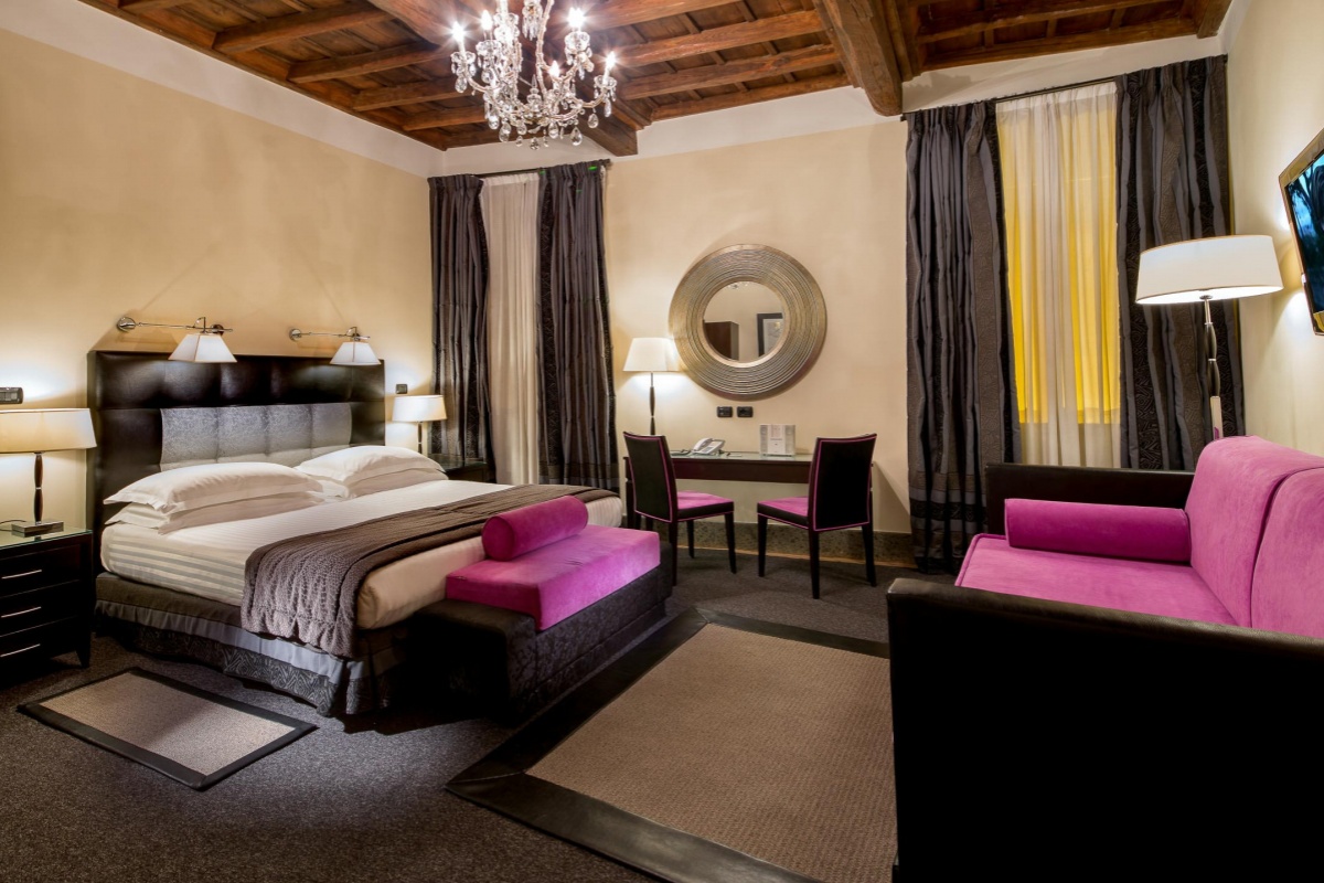 The Inn At The Roman Forum - Large double bedroom with black and pink decor.