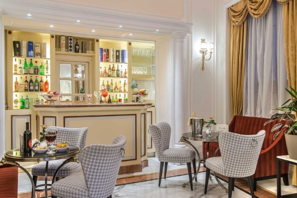 Albergo del Senato - a room with a bar and a table