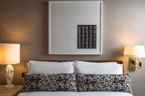 Bankside Hotel, Autograph Collection - a bed with pillows and lamps