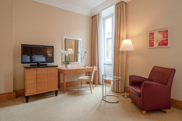 Capo D'Africa Hotel  Colosseo - Bedroom lounge with television and work desk.