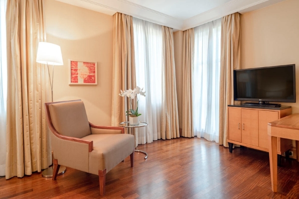 Capo D'Africa Hotel  Colosseo - Corner lounge area with two full height windows.