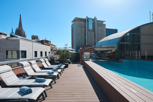 Catalonia Catedral - a pool on a rooftop