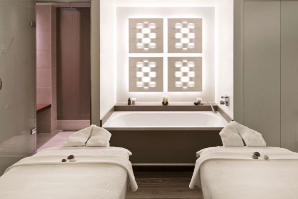 COMO The Halkin, London - a room with two beds and a bathtub