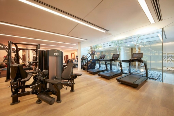 Conservatorium Hotel - a room with treadmills and exercise equipment