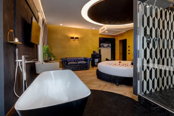 Dharma Boutique Hotel & Spa - Spacious bedroom with bathtub and shower.