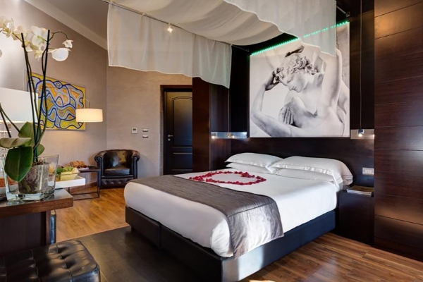 Dharma Luxury Hotel - Hotel room decorated with Italian furnishing and wooden floors