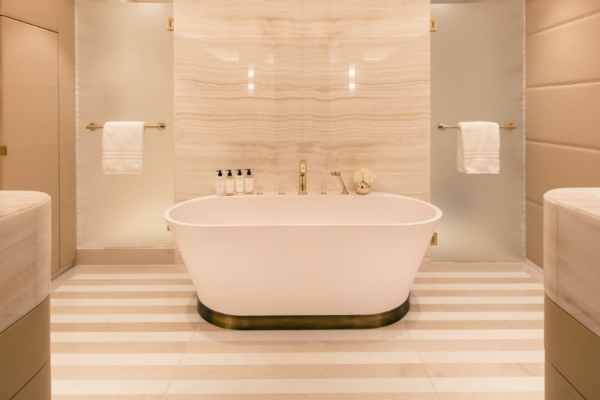 Four Seasons Hotel London at Park Lane - a bathtub in a bathroom