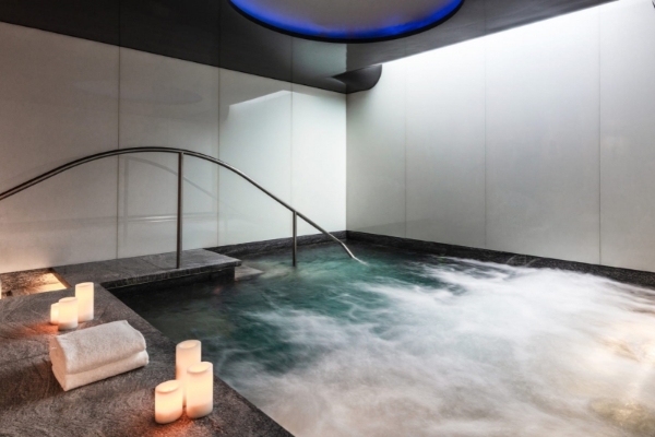 Four Seasons Hotel London at Park Lane - a jacuzzi with white towels and candles