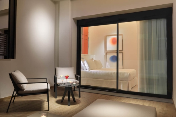 H10 Cubik - a room with a bed and a glass door