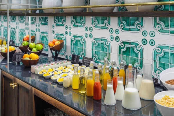 H10 Madison - a buffet table with different drinks and fruits