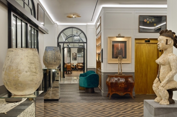 H10 Madison - hotel lobby with arched doorways, large vases and ethnic style statue