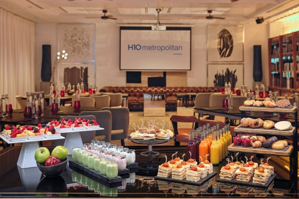 H10 Metropolitan - a table with food and drinks