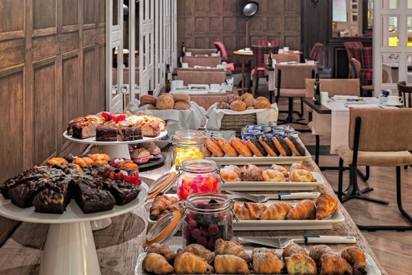 H10 Montcada Boutique Hotel - a table full of pastries and pastries