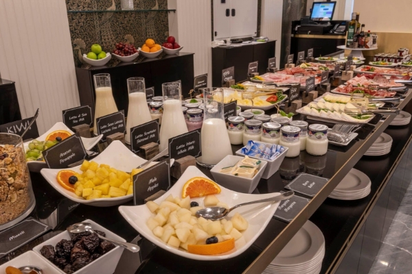 H10 Palazzo Galla - Buffet breakfast with fresh fruit, muesli, cheese, ham and coffee.