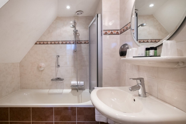 Hotel Aalders - a bathroom with a sink and bathtub