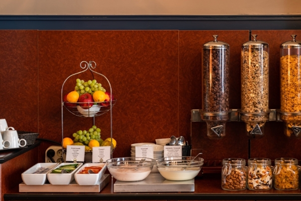 Hotel Aalders - a buffet table with different types of food