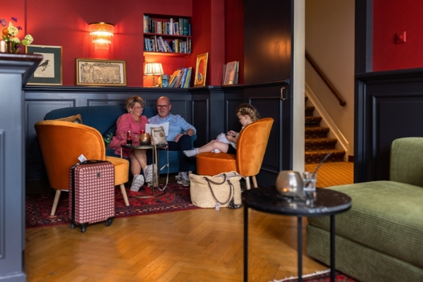 Hotel Aalders - a group of people sitting on a couch