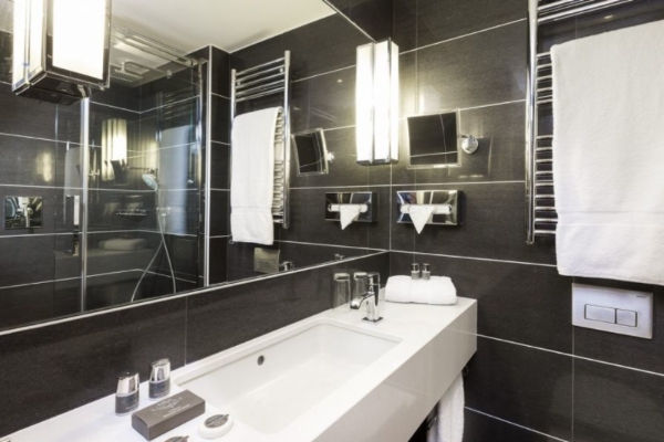 Hotel Balmoral - a bathroom with a sink and mirror